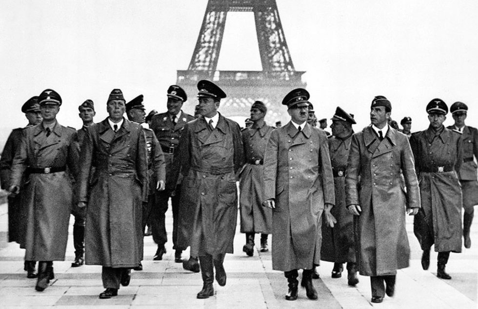 01.1 Adolf Hitler with the Eiffel Tower Bundesarchiv CC - پایگاه اطلاع رسانی آژنگ