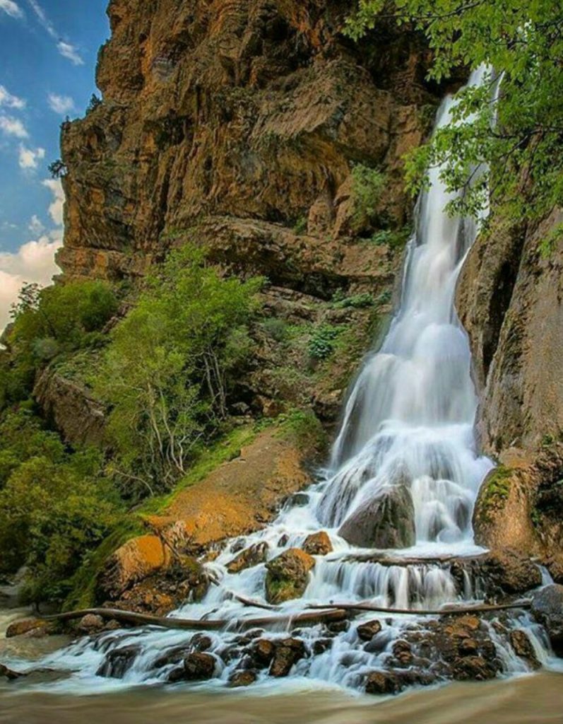 آبشار آب سفید الیگودرز - پایگاه اطلاع رسانی آژنگ